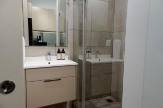 Secure Rosebank Apartment-back up power and fast wifi - 9