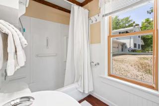Tuckaway Cottage by Simple Life Rentals - 1