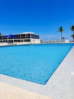 Castle Ph11 Penthouse with Balcony, Free Parking, Pool, Tennis, Beach Access - 4
