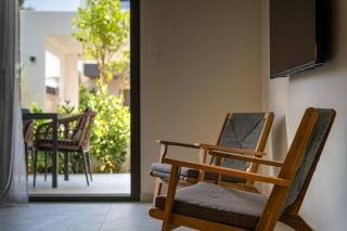 Olivion Pool Living - 1