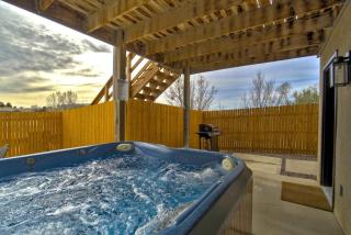 Modern 2BR Home Sleeps 8 Grill Hot Tub & Fire Pit - 9