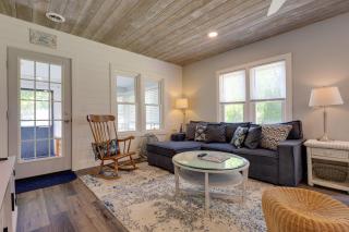 Cute Cottage Getaway; Walk to Lake and Town - 7