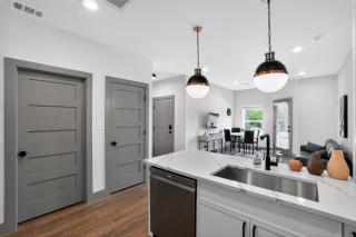 Modern 1-bedroom with upscale finishes open design - 3