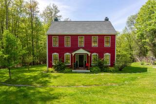 Red Hill House - Farmhouse Charm with Natural Views - 0