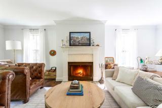 Red Hill House - Farmhouse Charm with Natural Views - 9