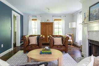 Red Hill House - Farmhouse Charm with Natural Views - 3