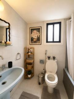 Kyblue Management - 2BR Apt Steps from Harbour - 6