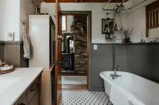 The Riverside Cabin - Rustic & Private Retreat - 3