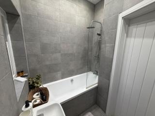 The Lodge - Vibrant 2-Bed Flat with free parking - 1