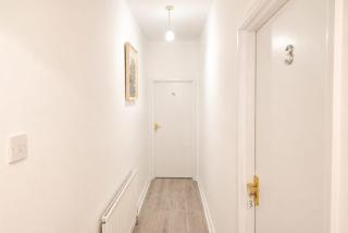 Spacious Double Room with TV & Fast Wi-Fi - 3