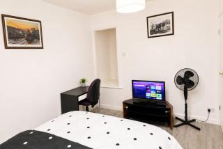 Stylish Double Room with TV & Fast Wi-Fi - 7
