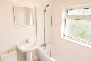 Stylish Double Room with TV & Fast Wi-Fi - 2