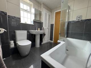 Spacious 5 Bedroom Cottage - 1