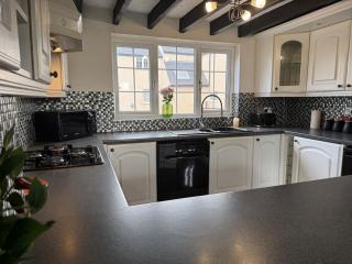 Spacious 5 Bedroom Cottage - 6