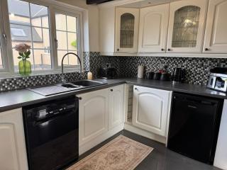 Spacious 5 Bedroom Cottage - 5