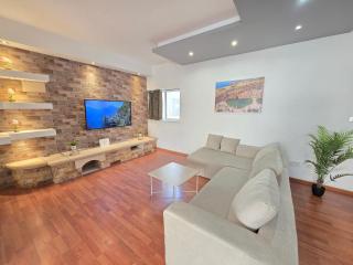 Qawra Bay Family Apartment near Bugibba Promenade - 8