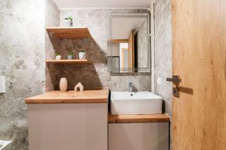 Lenny's 2BR Hideaway with Private Garden - 5