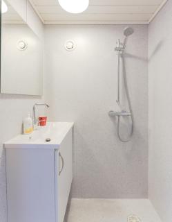 Newly Renovated Double Rooms with Kitchenette and Free Parking - 3