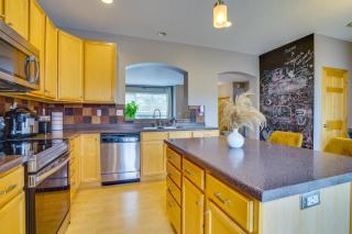 Spacious & Quiet Townhome In the Twin Cities - 8