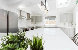 7 bed modern house with 5 bathrooms and garden - 6