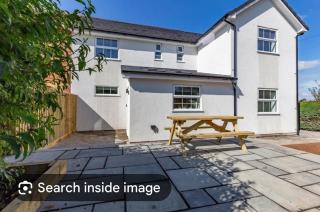 7 bed modern house with 5 bathrooms and garden - 1