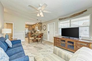 Steps to Manatee Beach, Pool, and Private Sun Deck - Holmes Beach - 8