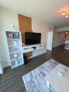 Lux in White 2BR, Balcony, Pool & Bay View - 9