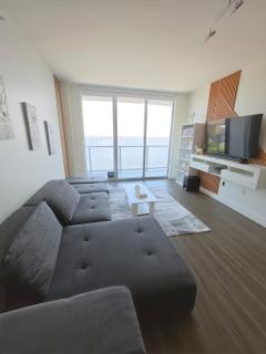 Lux in White 2BR, Balcony, Pool & Bay View - 4