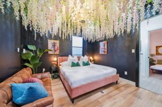 Houston's Downtown Bloom House - Spacious Floral Escape for Groups - 7