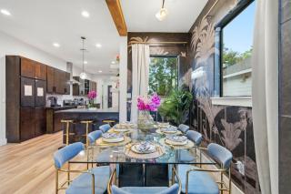 Houston's Downtown Bloom House - Spacious Floral Escape for Groups - 9