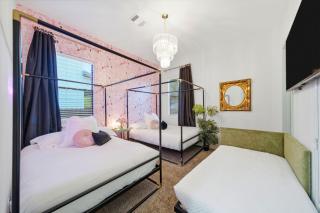 Houston's Downtown Bloom House - Spacious Floral Escape for Groups - 7