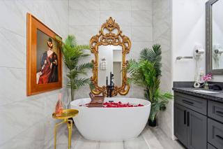 Houston's Downtown Bloom House - Spacious Floral Escape for Groups - 6