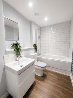 Convenient 2 Bed Apartment in Central Birmingham - 4