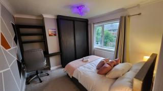3 Bedroom 4 Beds Cozy Home with Free Parking Contractors Welcome - 2