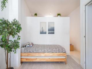 Modern 1BR Stay for 7 in Antwerp - 4