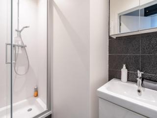 Modern 1BR Stay for 7 in Antwerp - 7