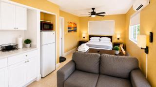 Private Guest Suite with Separate Entrance & Kitchen - 0
