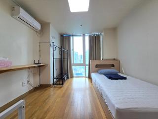 3mins walks from Sinchon Station Line 2 - Spacious Modern Studio - 9