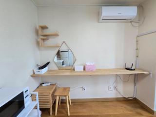 3mins walks from Sinchon Station Line 2 - Spacious Modern Studio - 6