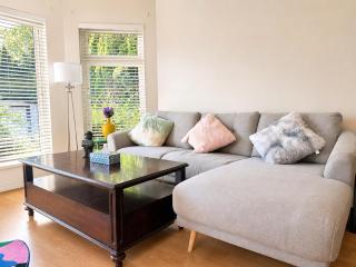 Spacious Family-Friendly 3BR Suite Near White Rock Beach - 2