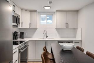 Alpine Elegance Modern 2BR Suite - Holiday Home - 7