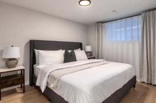Alpine Elegance Modern 2BR Suite - Holiday Home - 6