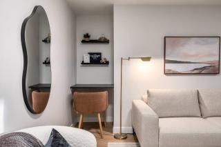 Alpine Elegance Modern 2BR Suite - Holiday Home - 5