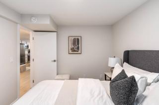 Alpine Elegance Modern 2BR Suite - Holiday Home - 1