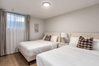 Alpine Elegance Modern 2BR Suite - Holiday Home - 3