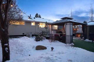 Alpine Elegance Modern 2BR Suite - Holiday Home - 1