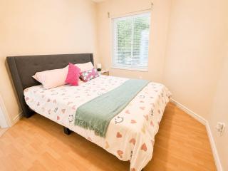 Spacious Family-Friendly 3BR Suite Near White Rock Beach - 7