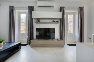 New to the market - 2 BR unit 5 minutes walk from the beach by SF HOMES - 5