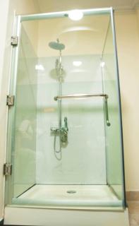 Luxury Studio Near The Beach, King Bed, Large Balcony, Full Kitchen, Bathtub and Shower,1000Mbps Wifi and 75in TV - 2
