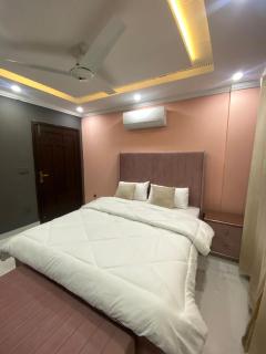 Comfort Corner Stay Bahria Lahore - 4